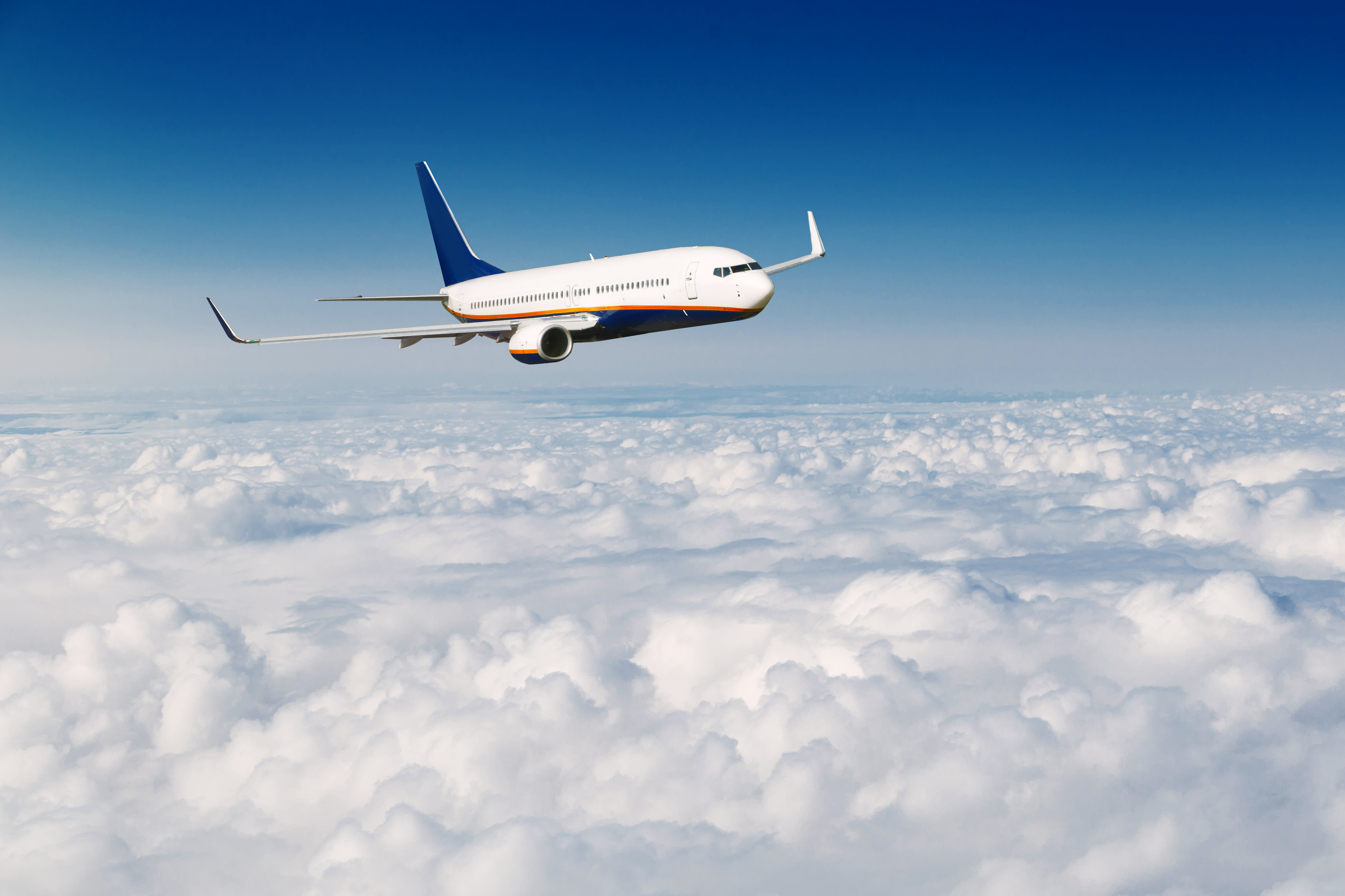 Пассажирские самолеты летающие в россии. Самолет в небе. Самолет над облаками. Летающий самолет. Пассажирский самолет на голубом небе.
