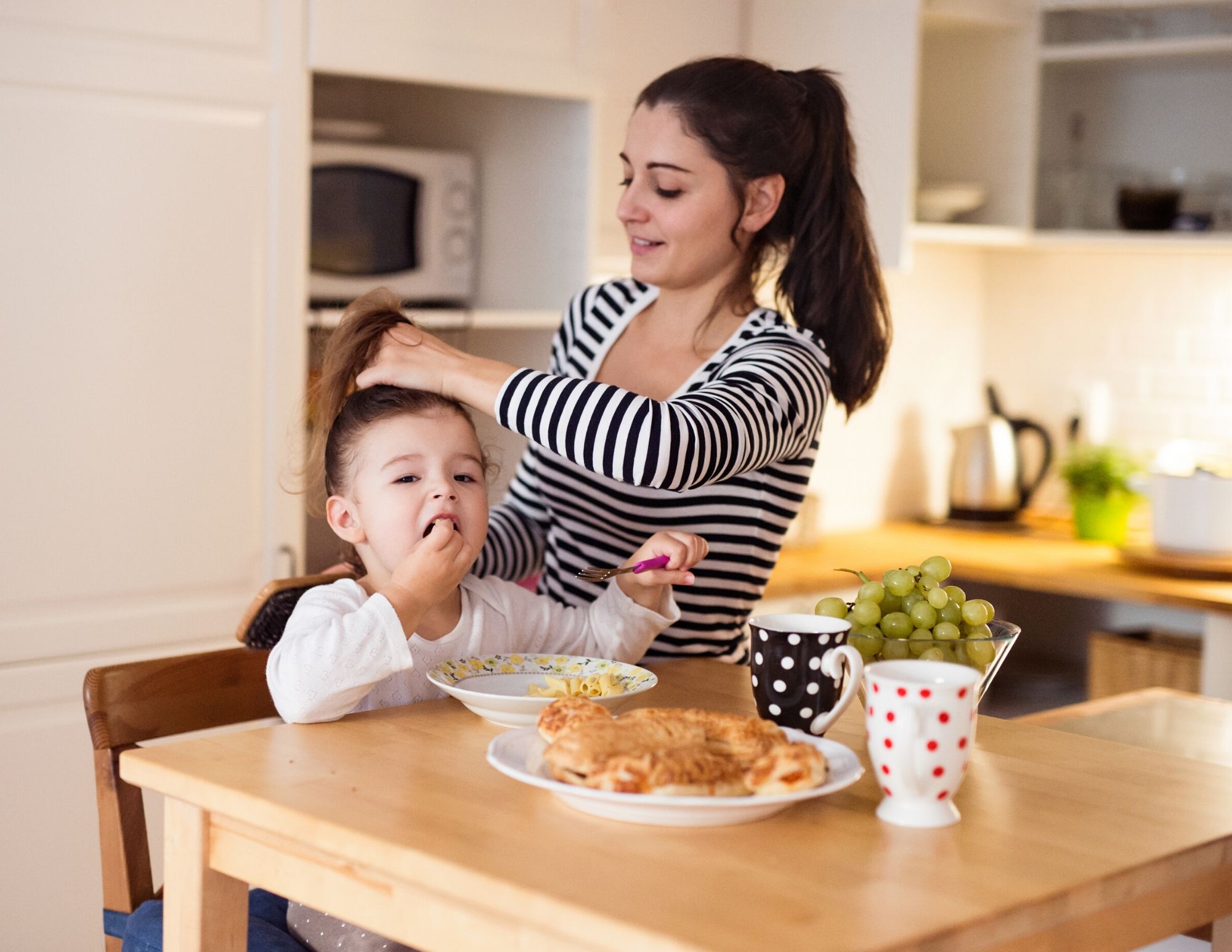 Mother breakfast for her. Мама завтракает. Фото детей за завтраком. Мама с грудным ребенком на кухне. Семья на кухне за завтраком.